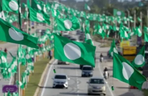 bendera PAS Terengganu dipasang sepanjang jalan semasa kempen politik