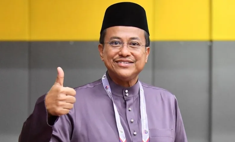Ahmad Samsuri Mokhtar Menteri Besar Terengganu tersenyum