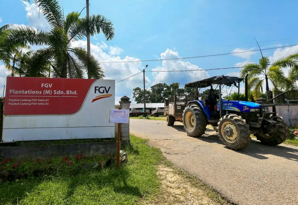 FGV Terengganu ladang sawit dengan jentera pertanian di kawasan Setiu