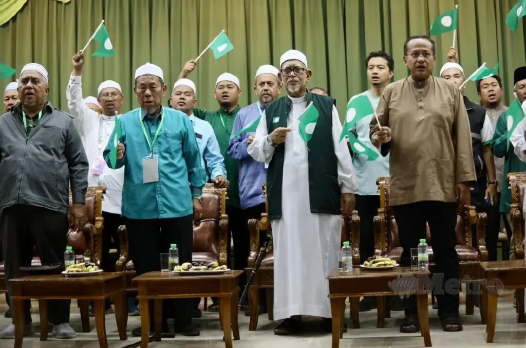 pemimpin PAS Terengganu mengibarkan bendera parti dalam majlis