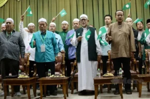 pemimpin PAS Terengganu mengibarkan bendera parti dalam majlis