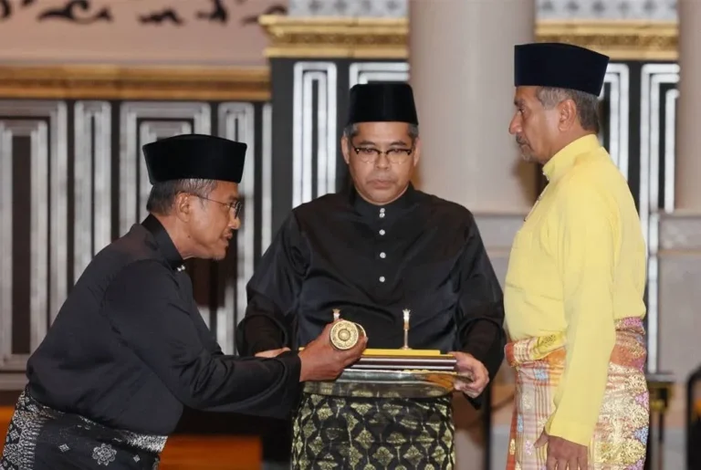 Ahmad Samsuri Mokhtar mengangkat sumpah sebagai Menteri Besar Terengganu dalam istiadat rasmi negeri