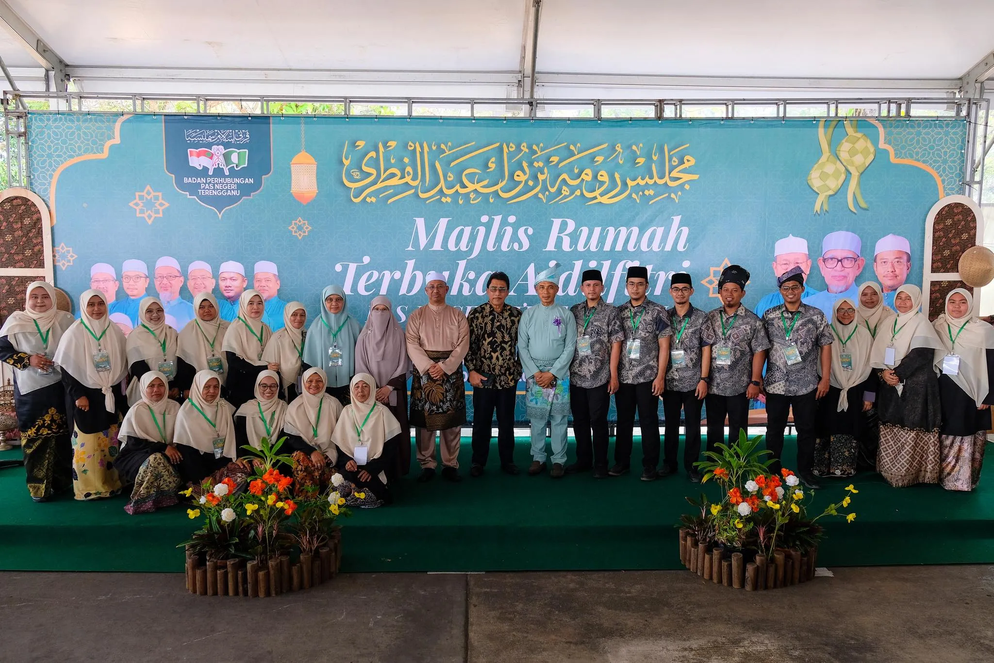 Peserta dan pimpinan Badan Perhubungan PAS Terengganu bergambar sempena Majlis Rumah Terbuka Aidilfitri