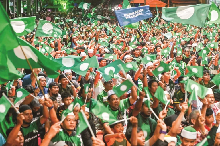 Penyokong PAS dan Perikatan Nasional mengibarkan bendera dalam himpunan politik di Terengganu