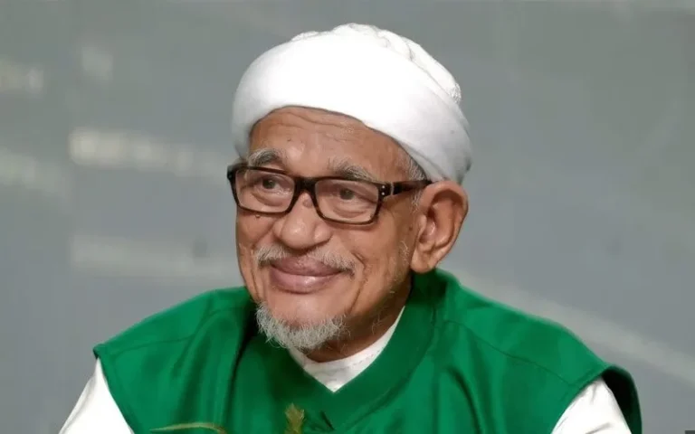 Presiden PAS Abdul Hadi Awang dalam satu sesi rasmi bersama PAS Malaysia