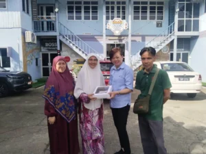 Guru SKC Dungun menerima sumbangan kek daripada PAS Dungun sempena sambutan Hari Guru di Dungun