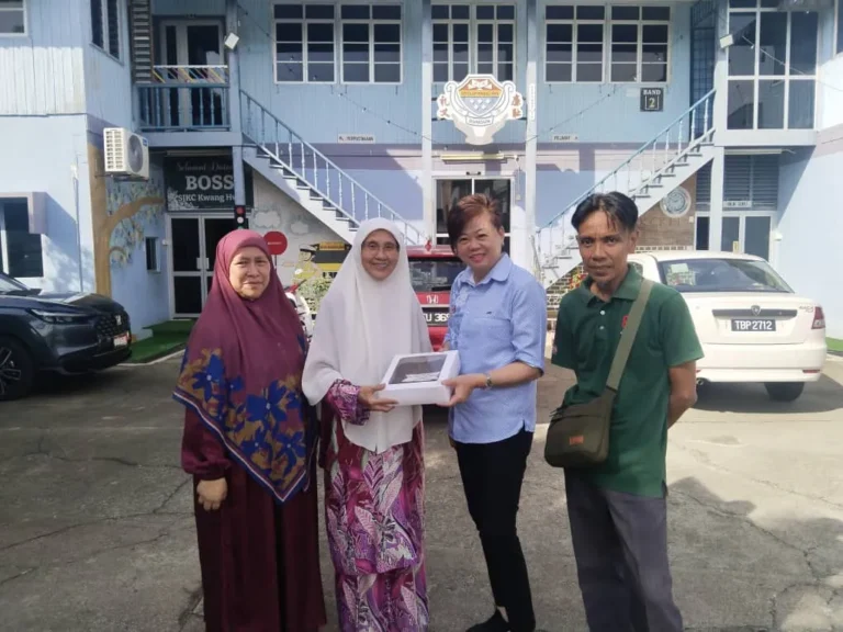 Guru SKC Dungun menerima sumbangan kek daripada PAS Dungun sempena sambutan Hari Guru di Dungun