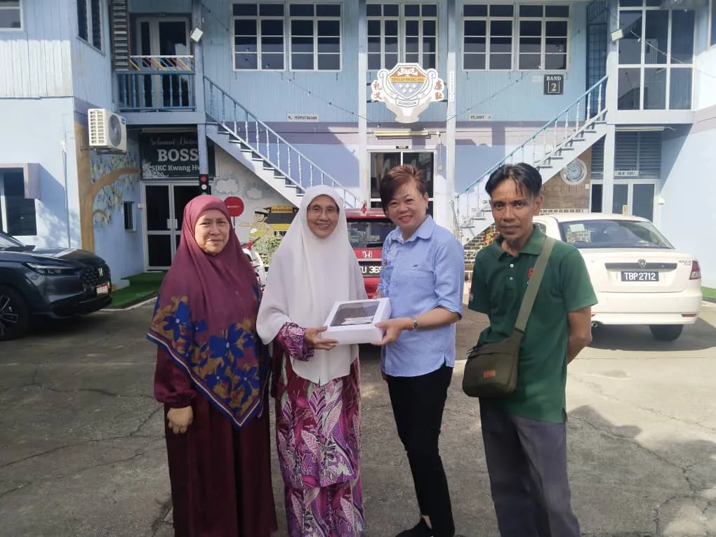 Guru SKC Dungun menerima sumbangan kek daripada PAS Dungun sempena sambutan Hari Guru di Dungun