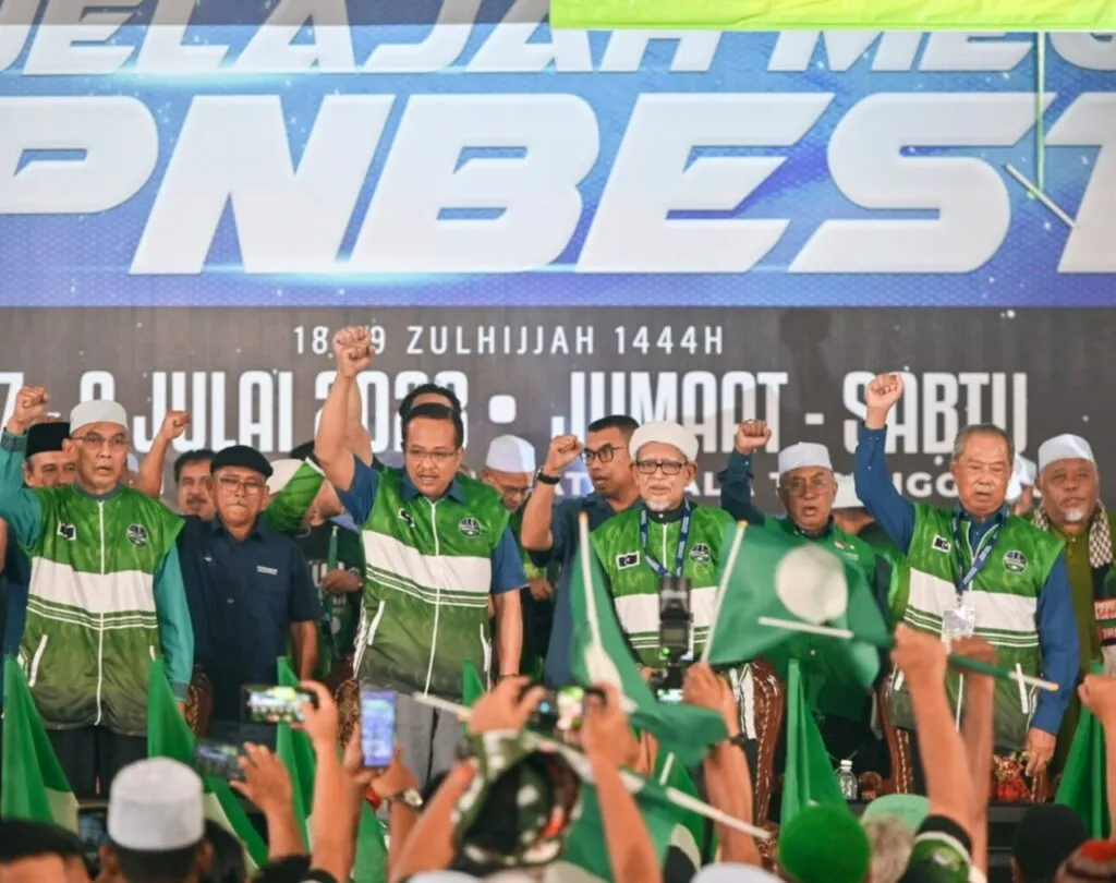 Pimpinan PAS Terengganu bersama penyokong mengangkat tangan dalam program himpunan PAS Terengganu