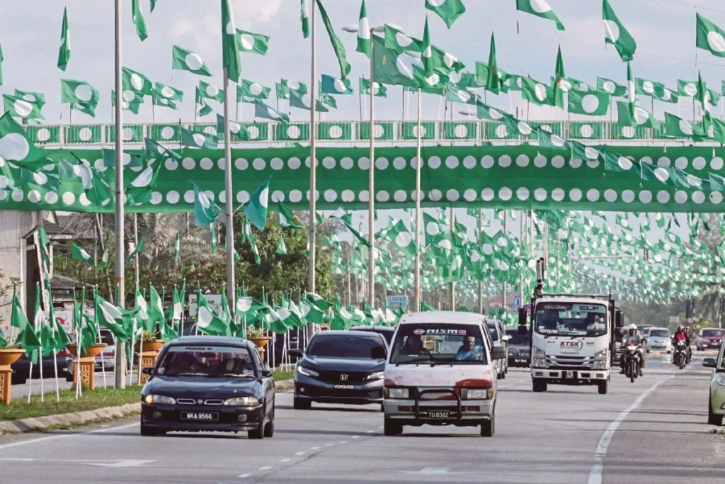 Bendera PAS dipasang di sepanjang jalan sempena suasana pilihan raya di Terengganu