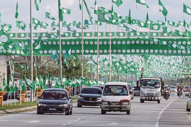 Bendera PAS dipasang di sepanjang jalan sempena suasana pilihan raya di Terengganu