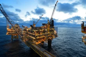Platform minyak luar pesisir di Terengganu yang menjadi antara sumber utama industri petroleum dan ekonomi negeri