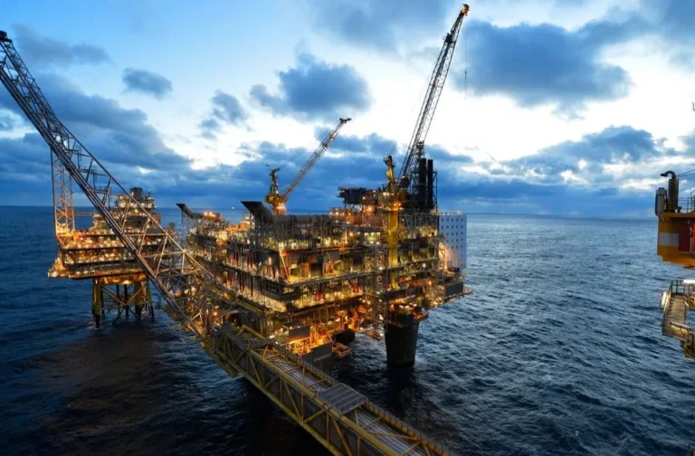 Platform minyak luar pesisir di Terengganu yang menjadi antara sumber utama industri petroleum dan ekonomi negeri