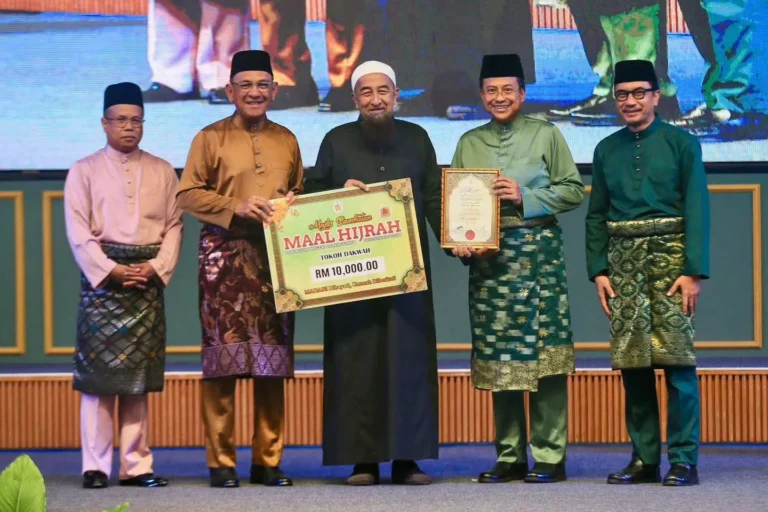 Ustaz Azhar Idrus menerima Anugerah Tokoh Dakwah Maal Hijrah Peringkat Negeri Terengganu 1448H dalam majlis sambutan Maal Hijrah di Kuala Terengganu.