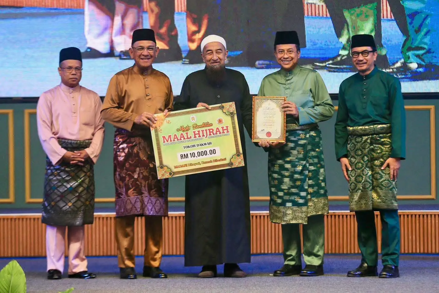 Ustaz Azhar Idrus menerima Anugerah Tokoh Dakwah Maal Hijrah Peringkat Negeri Terengganu 1448H dalam majlis sambutan Maal Hijrah di Kuala Terengganu.