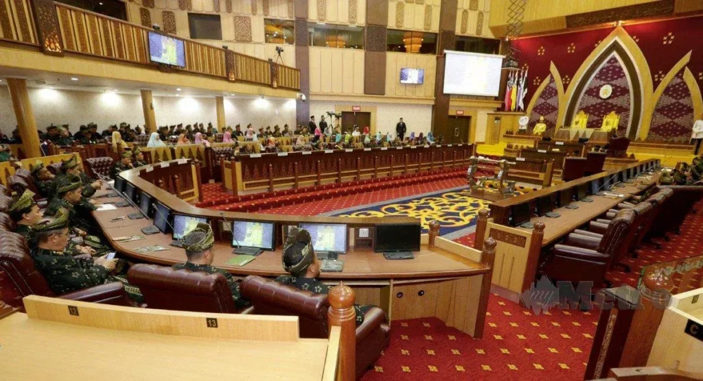 Ahli Dewan Undangan Negeri (ADUN) menghadiri persidangan Dewan Undangan Negeri Terengganu.