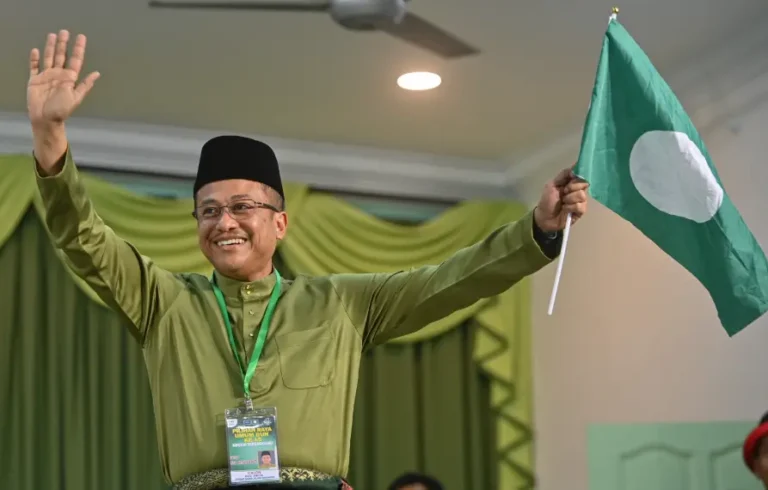PAS Terengganu mengibarkan bendera PAS semasa program politik dan kemasyarakatan di Terengganu.