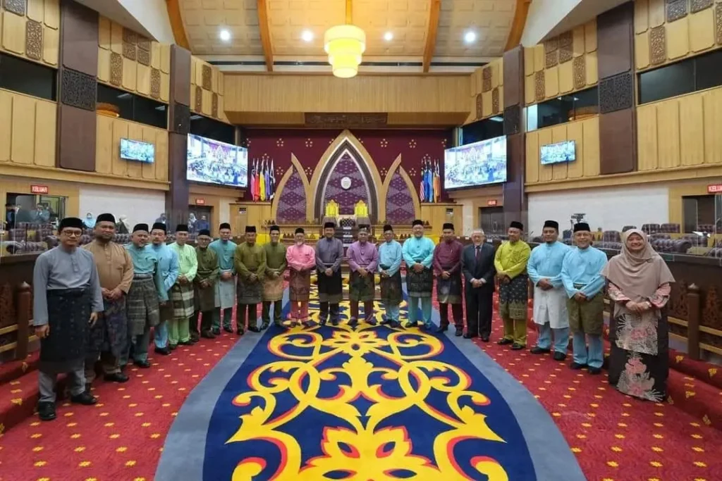 Barisan ADUN bergambar di dalam Dewan Undangan Negeri Terengganu