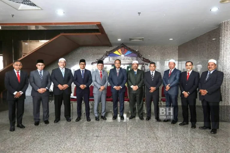 Barisan EXCO Terengganu bergambar rasmi di bangunan pentadbiran kerajaan negeri
