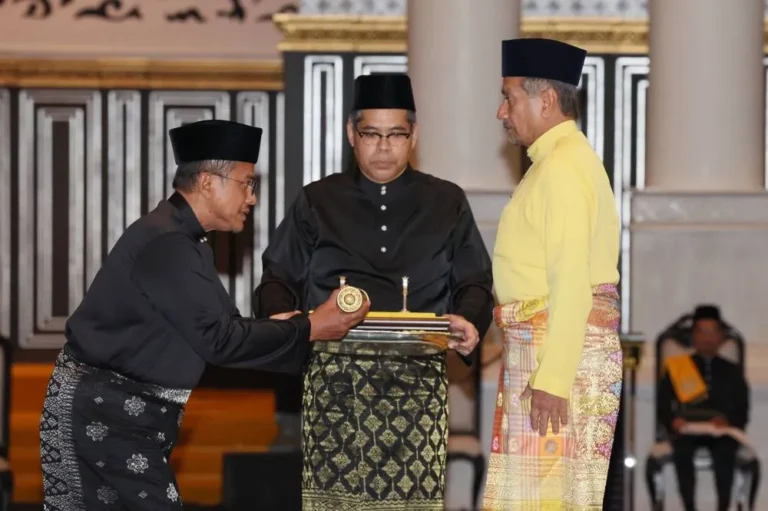 Dato' Seri Ir. Dr. Ahmad Samsuri Mokhtar mengangkat sumpah jawatan sebagai Menteri Besar Terengganu di hadapan Sultan Terengganu