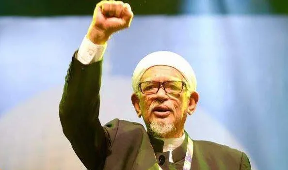 Tokoh politik dan agama mengangkat tangan ketika menyampaikan ucapan di atas pentas