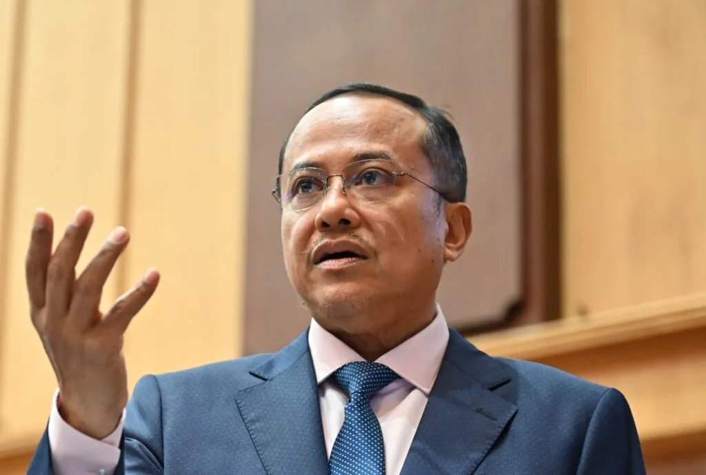 Datuk Seri Dr Ahmad Samsuri Mokhtar ketika menyampaikan ucapan