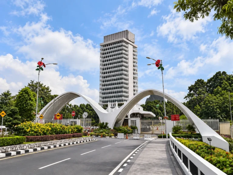 Bangunan menara tinggi di Malaysia dengan landskap hijau dan langit cerah