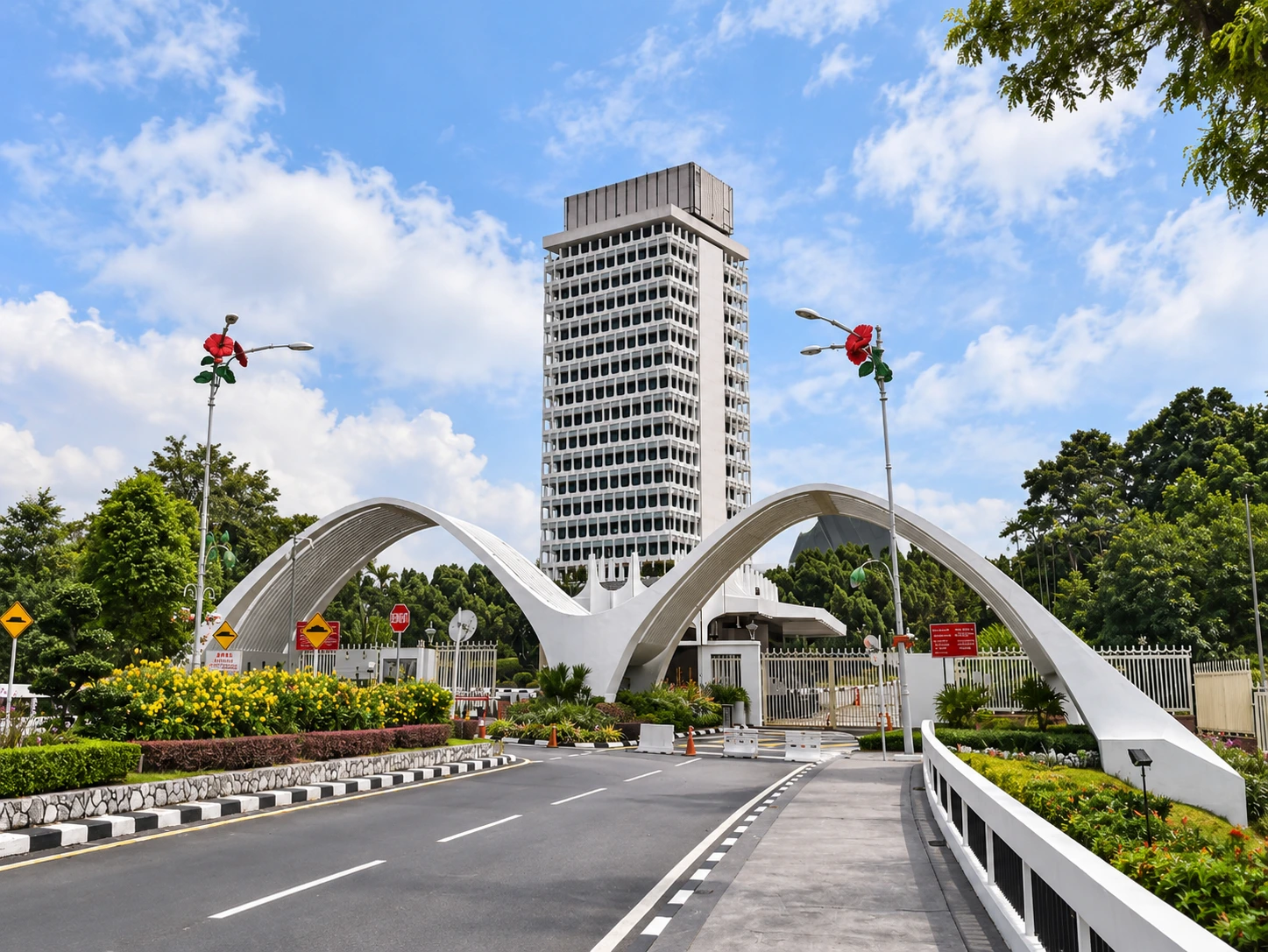 Bangunan menara tinggi di Malaysia dengan landskap hijau dan langit cerah