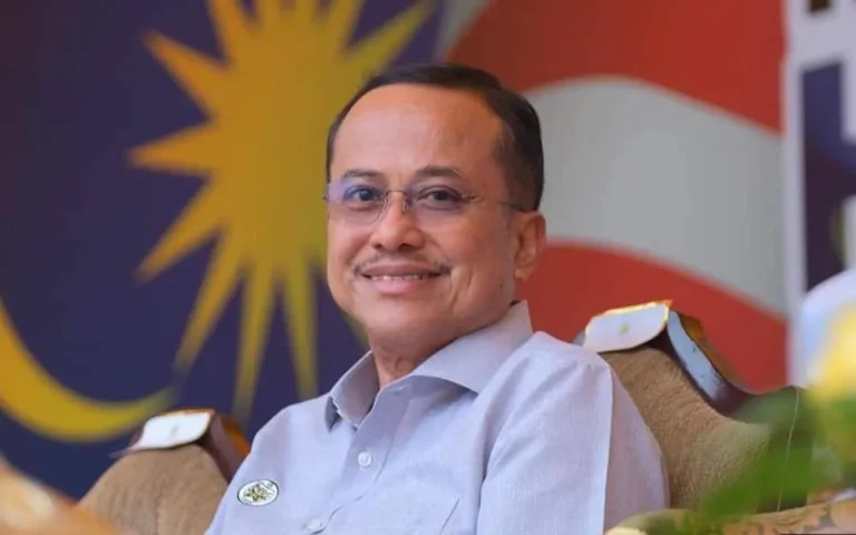 Ahmad Samsuri Mokhtar dalam suasana rasmi pentadbiran