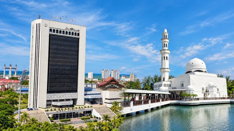 Montaj Wisma Darul Iman dan masjid bagi menggambarkan Islam dalam pentadbiran Terengganu